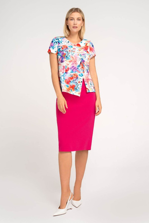 Set mit ecrufarbener Bluse mit bunten Blumen und amarantfarbenem Rock – Kaia